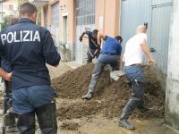 Genova: poliziotti con la pala