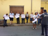 Acate. Protesta del “Comitato Cittadino” davanti alla materna “De Amicis”