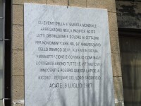Acate. Dal 2007 una lapide marmorea, sulla facciata del Municipio, ricorda le vittime civili del luglio 1943.