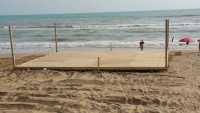 Marina di Acate, realizzata una piattaforma in legno per attività sportive e ricreative.