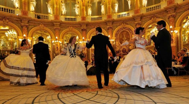 Danza storica, siciliani ospiti d’eccezione al gran ballo di Parigi