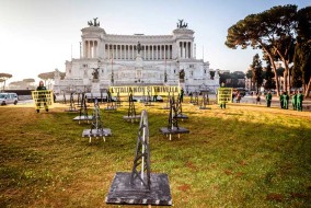 Greenpeace in azione davanti all’altare della patria: “l’Italia non si trivella”