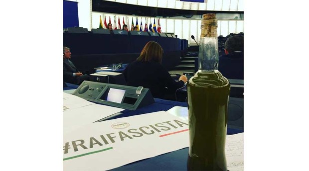 L’europarlamentare Corrao porta bottiglia olio extravergine in aula al Parlamento Europeo