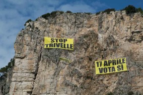 Greenpeace in azione: “Fermiamo le trivelle con il referendum”