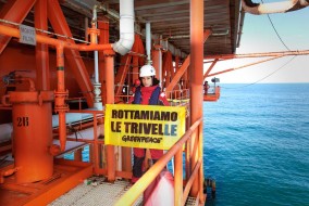 Greenpeace in azione su una piattaforma in Adriatico: “Esposto contro trivelle fuorilegge in 30 procure d’Italia”