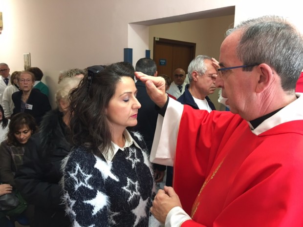 Al reparto di Oculistica dell’ospedale Maria Paternò Arezzo di Ragusa il rito della benedizione degli occhi
