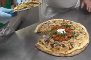 Alla scoperta delle “pizze stravaganti” della pizzeria Zitto e Mangia (VIDEO)