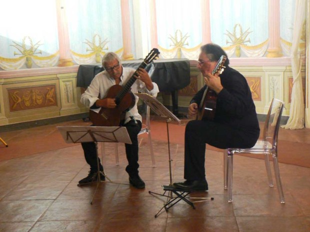 “Tiempo de guitarras”: Le note di Denoth e di Alessi risuonano a palazzo Nicolaci