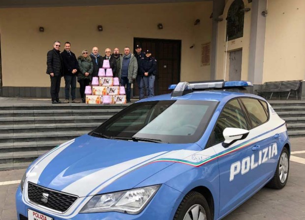 La Polizia di Stato dona delle ceste natalizie di dolciumi alla comunità della parrocchia di Santa Anna della città di Enna
