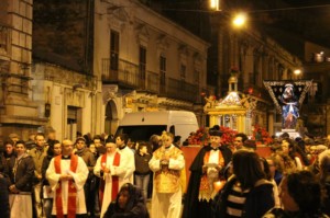 Settimana Santa nel vivo a Modica prima del “bacio” di domenica a mezzogiorno, domani sera in centro la processione con il Cristo morto e l’Addolorata