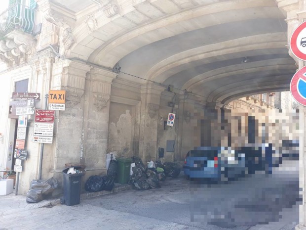 Ragusa. Contenitori per rifiuti in prossimità dello stallo per taxi nella centralissima piazza Duomo a Ibla: CNA ne richiede lo spostamento