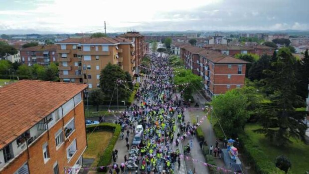 Vespa invade le colline pisane: 15mila appassionati in corteo per i Vespa World Days