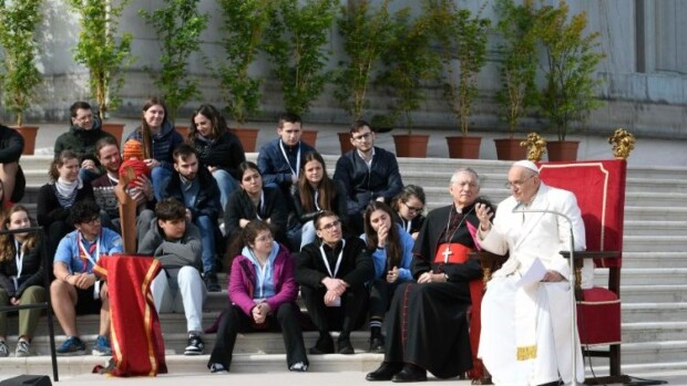 Papa Francesco ai giovani: “Alzati e vai, non restare sul divano”