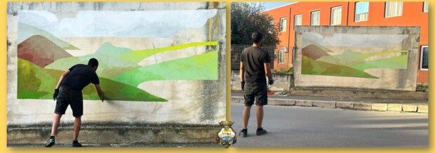 Un murale realizzato dal famoso artista francese di graffiti, Nelio, in omaggio alla città di Comiso per decorare un muro perimetrale della scuola primaria Senia. “Un dono spontaneo, un luogo simbolo per imparare la bellezza delle sfumature”.